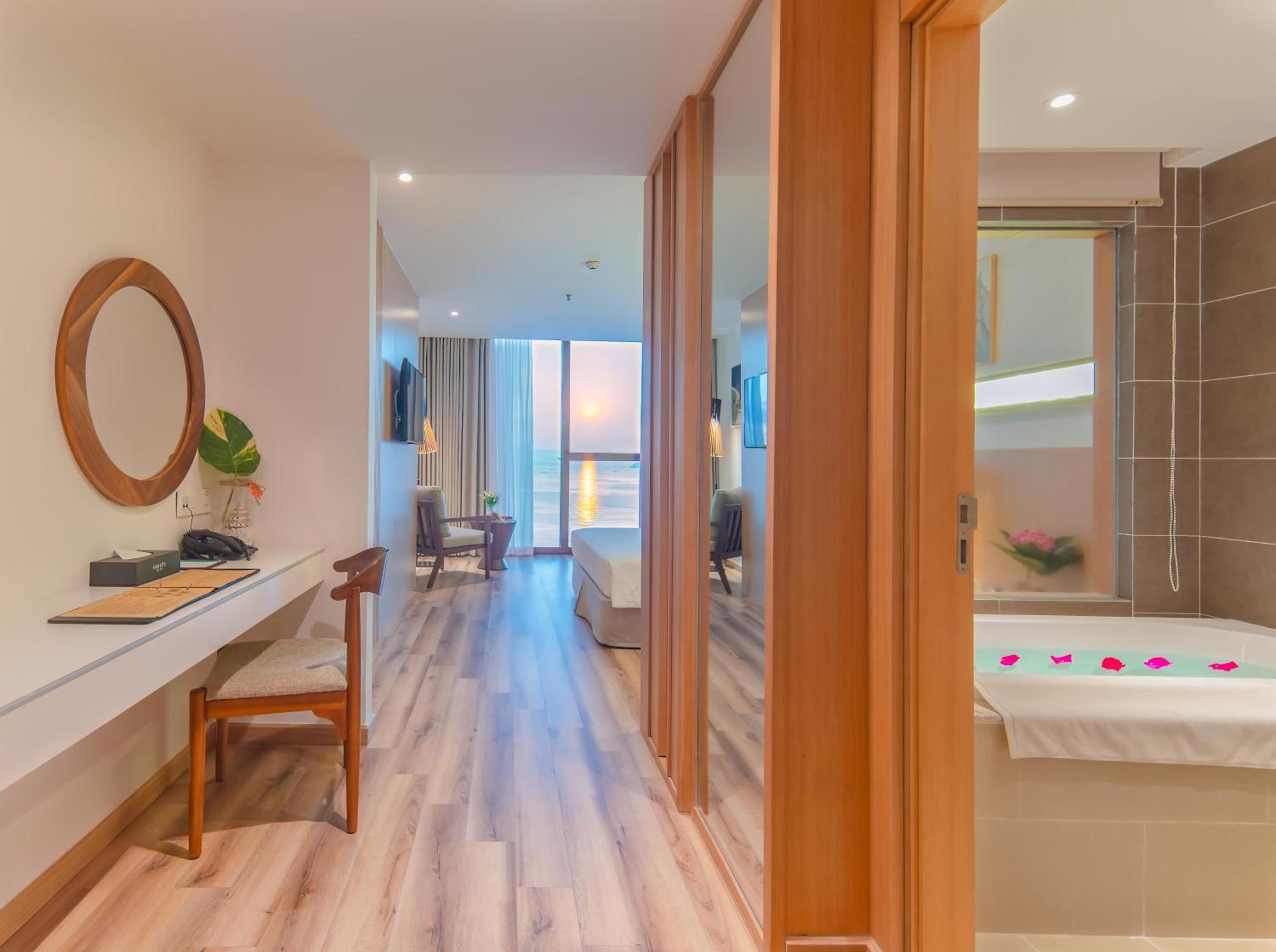 Starcity Hotel & Condotel Beachfront Nha Trang Exterior photo