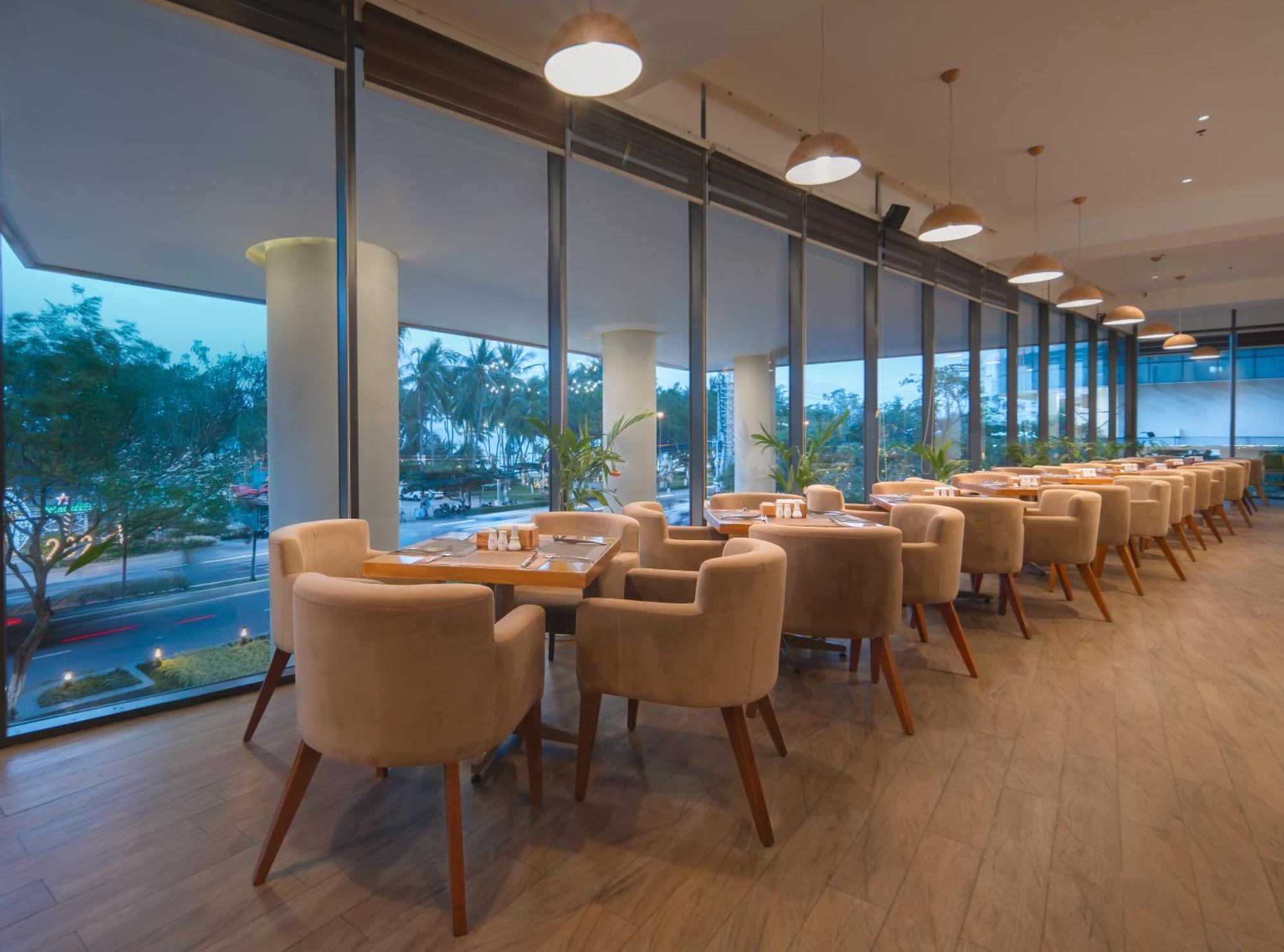 Starcity Hotel & Condotel Beachfront Nha Trang Exterior photo