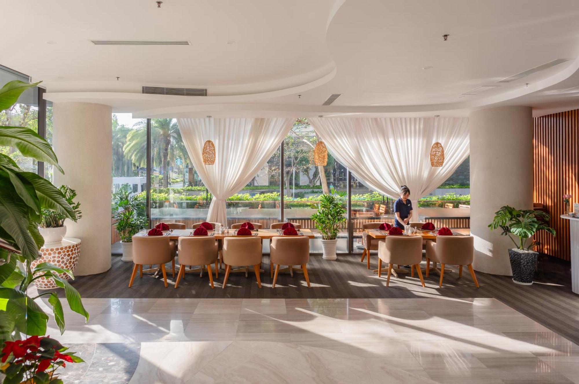 Starcity Hotel & Condotel Beachfront Nha Trang Exterior photo